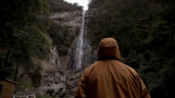 Viajero de espaldas frente a la cascada de Nachi, Japón