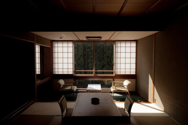 Interior de un ryokan tradicional japonés con piso de tatami