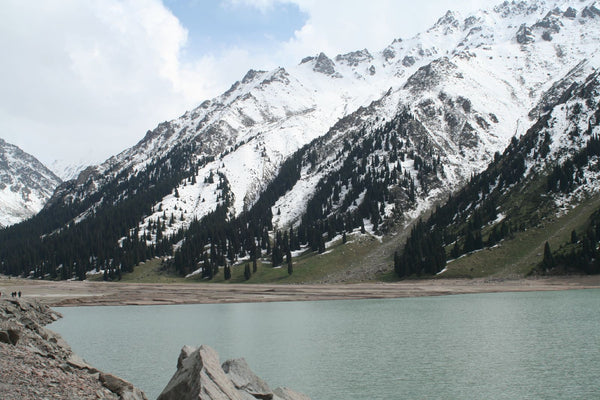 Big Almaty Lake en las montanas Tian Shan, Kazajistan