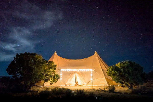 noche-en-domo-bajo-cielo-estrellado